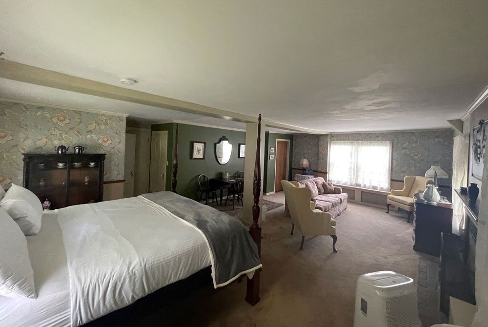 Lucinda's Suite: large suite with sitting area and glass-fronted drinks cabinet