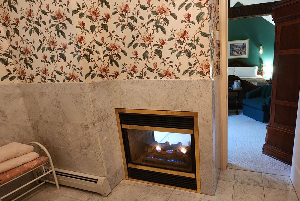 Victoria's Garden Retreat: sitting area with marble fireplace