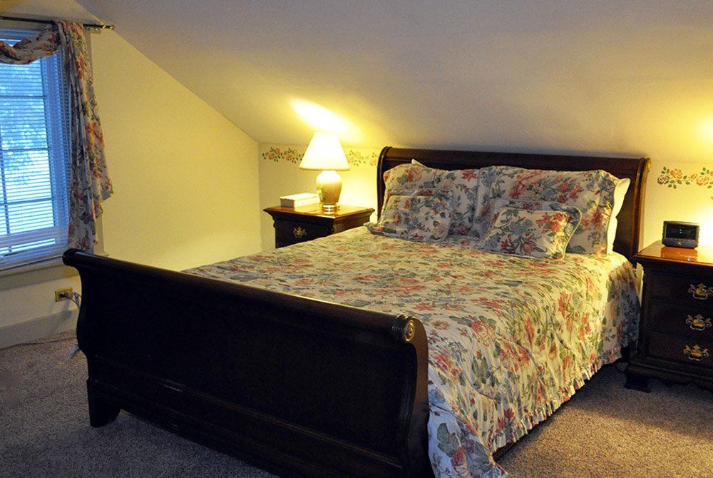 Squire's Gable: sloped-ceiling garret with dark-wood sleigh bed